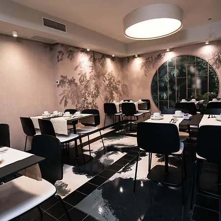 Univers Hotel 4*