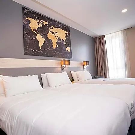 Univers Hotel 4*