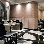 فندق يونيفرس 4*