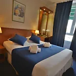 يونيفرس 4*